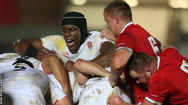 Maro Itoje urges on England's forwards