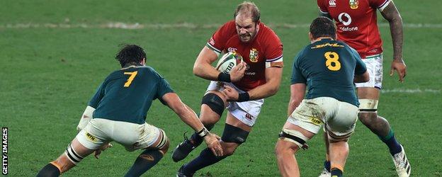 Alun Wyn Jones runs with the ball