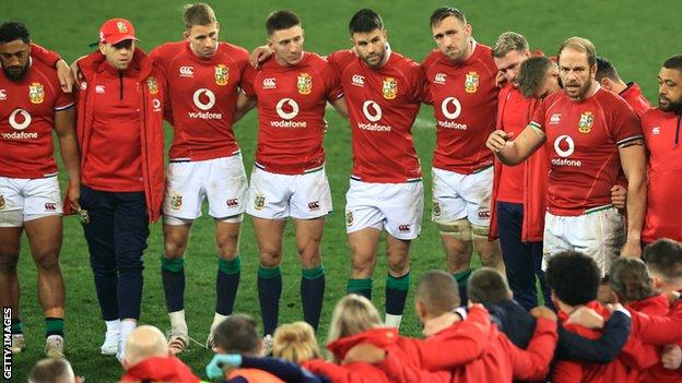 Alun Wyn Jones addresses his Lions team-mates