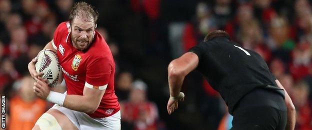 Alun Wyn Jones running at Joe Moody