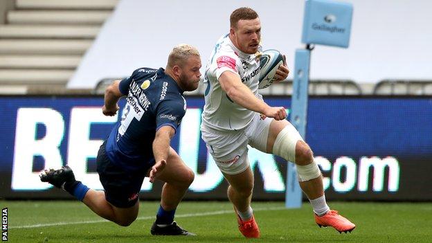 Exeter Chiefs back row Sam Simmonds (right) scores a try