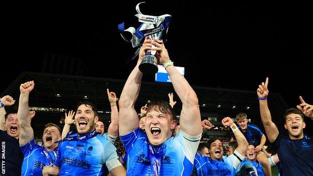 Worcester captain Ted Hill lifts the Premiership Rugby Cup after his team's victory over London Irish