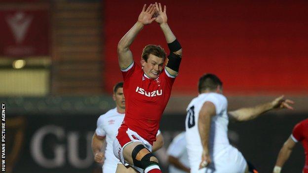 Wales centre Nick Tompkins aims to charge down a kick from England fly-half George Ford