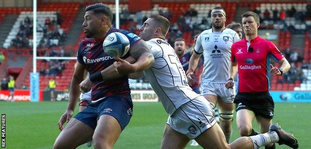 Kyle Moyle tackles Charles Piutau