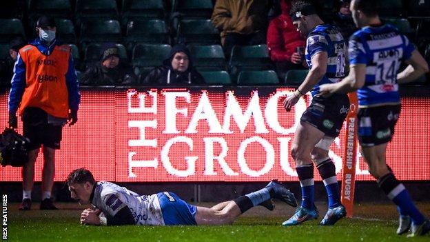 Tom Howe scores for Worcester against Bath