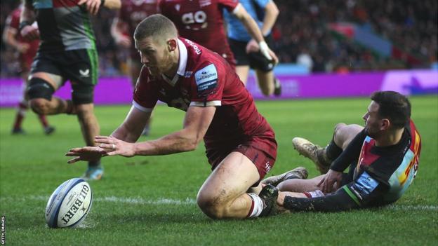 Rob du Preez scores a try for Sale Sharks at Harlequins