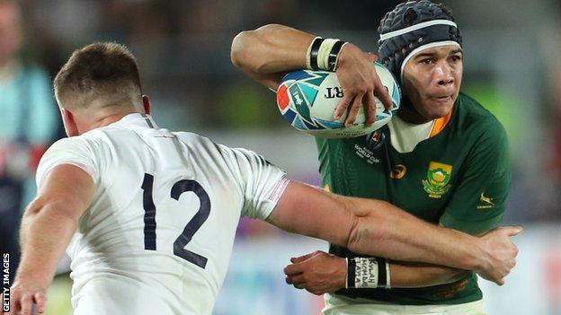 Cheslin Kolbe takes on Owen Farrell in the 2019 World Cup final