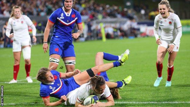 Emily Scarratt scores a try