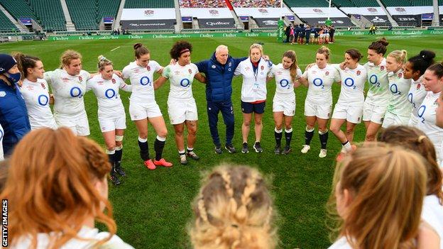 Simon Middleton talks to his England team