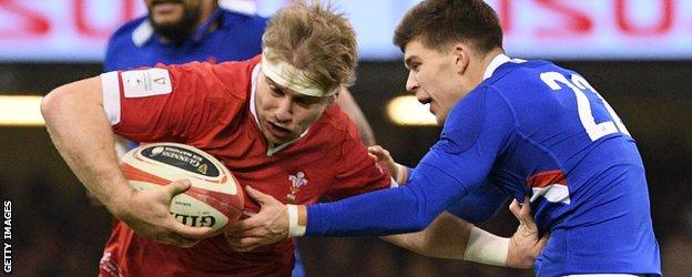 Aaron Wainwright evades a tackle while playing France