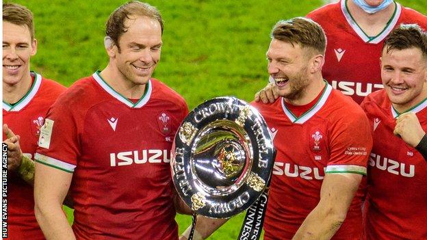 Alun Wyn Jones and Dan Biggar lift the 2021 Triple Crown trophy