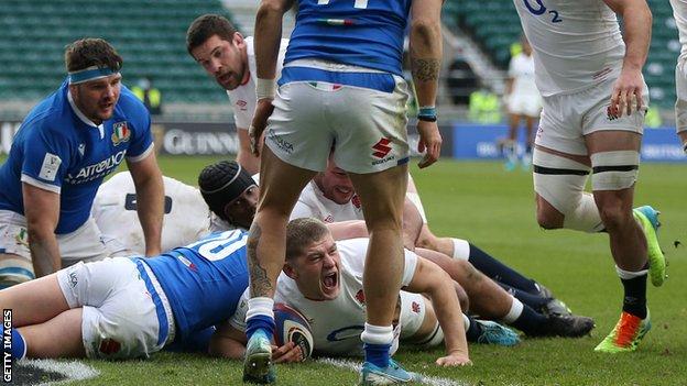 Jack Willis scores a try