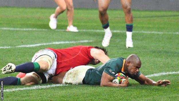 Makazole Mapimpi scores a try