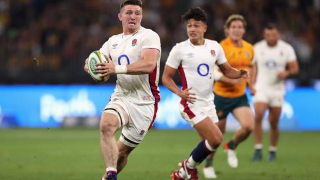 Tom Curry running with the ball