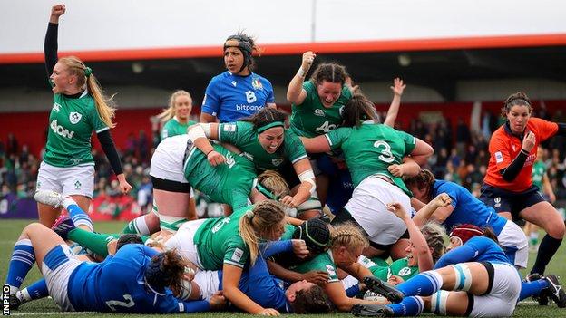 Ulster hooker Neve Jones scored Ireland's second try in the first half